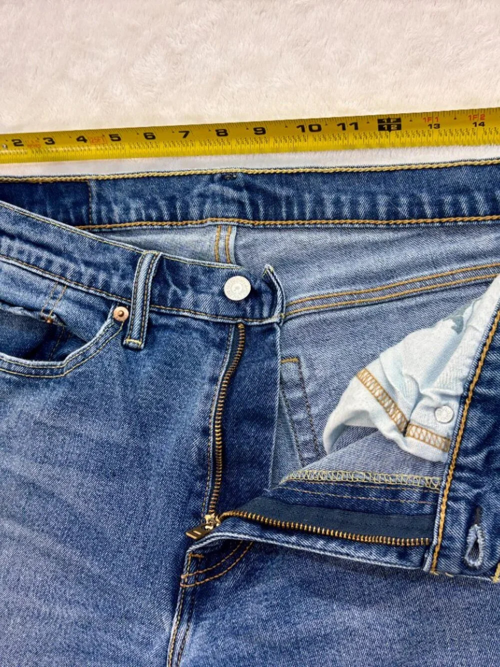 Levi's Men's Blue Jeans --- Straight Leg --- Size: 32 x 34 --- Great Condition!